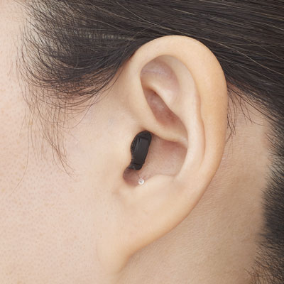 左耳用をつけている様子